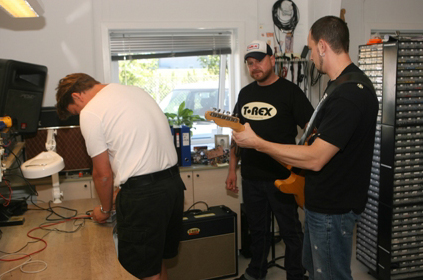 http://www.t-rex-engineering.com/files/billeder/Nyheder/Tremonti_playing_1.jpg