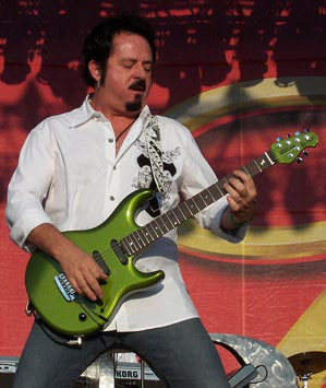 http://www.t-rex-engineering.com/files/billeder/who_playes/lukather7.jpg
