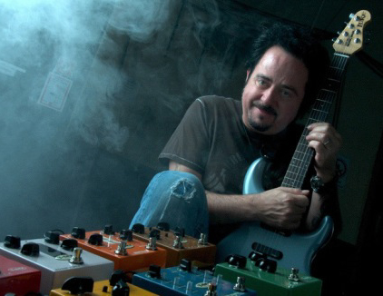 http://www.t-rex-engineering.com/files/billeder/who_playes/Lukather_with_t-rex_pedals.jpg